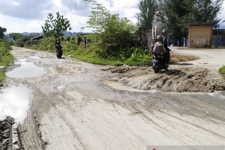 Delapan tahun rusak, jalan satu kilometer di Simeulue belum diperbaiki