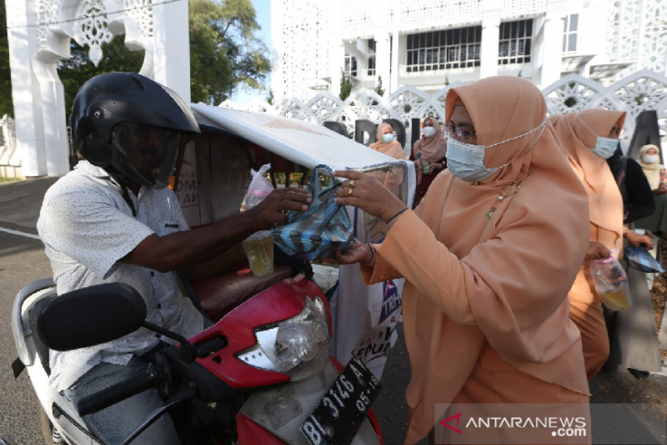 Dharma wanita DPRK Banda Aceh bagikan takjil untuk warga