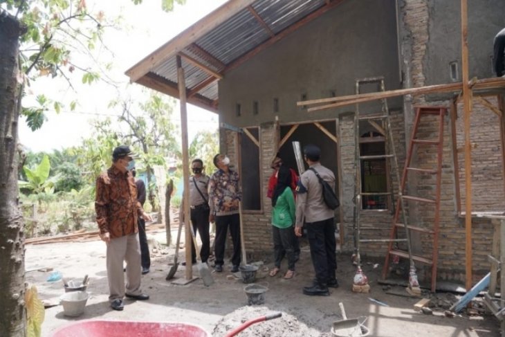 Wali kota tinjau bedah rumah Taruna Latsitardanus Tebing Tinggj