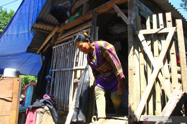 Pengungsi Gempa Malang Tinggal di Kandang Kambing