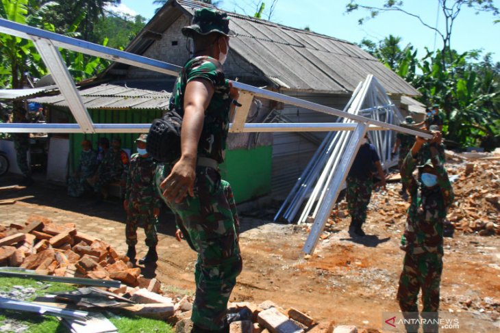 Rumah Semipermanen untuk Korban Gempa Malang