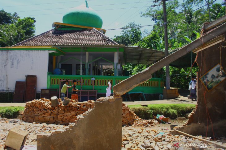 Shalat Jumat Pertama di Lokasi Gempa Malang