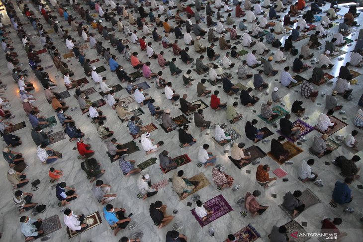 Shalat Jumat Pertama Ramadhan di Surabaya