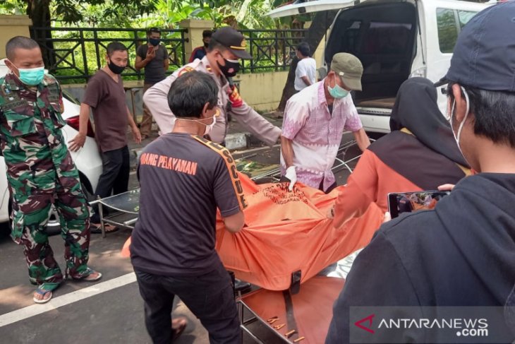 Bruk.. bangunan tembok roboh, dua pekerja asal Jateng meninggal