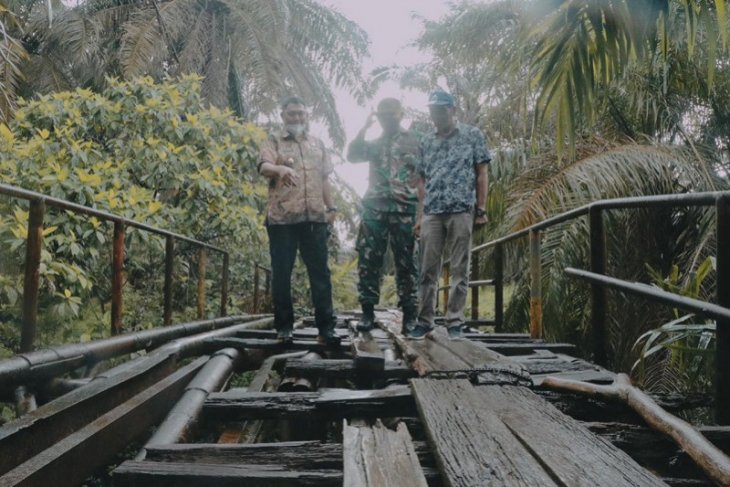 Wabup Hairan dan Dandim Tanjab tinjau jembatan ambrol target TMMD di Muara Papalik