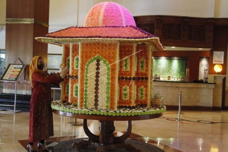 Replika masjid berbahan makanan tradisional