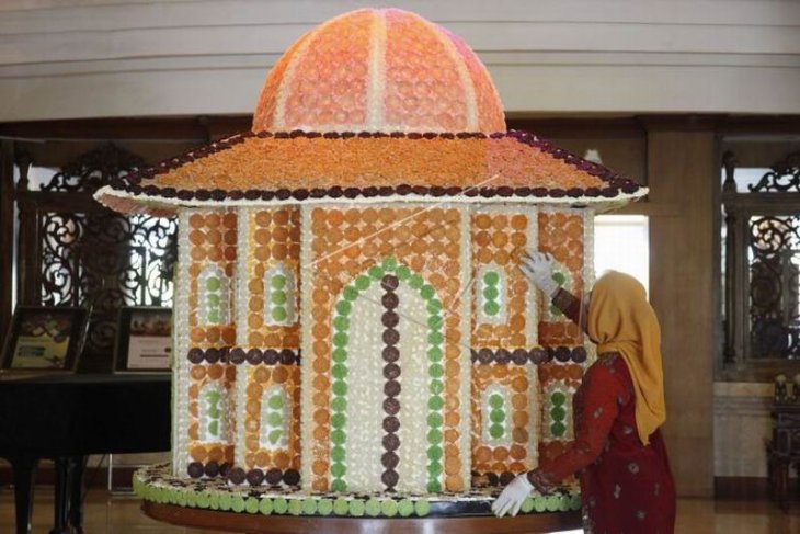 Replika masjid berbahan makanan tradisional