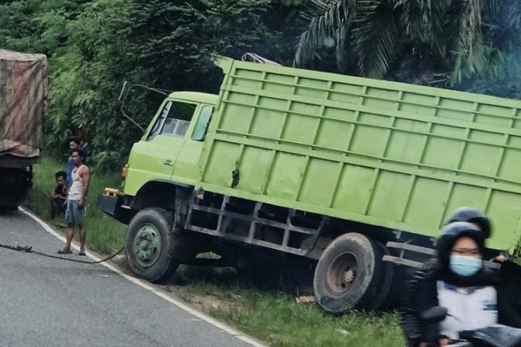 Kurang tepat oper gigi, bikin truk hilang tenaga di tanjakan