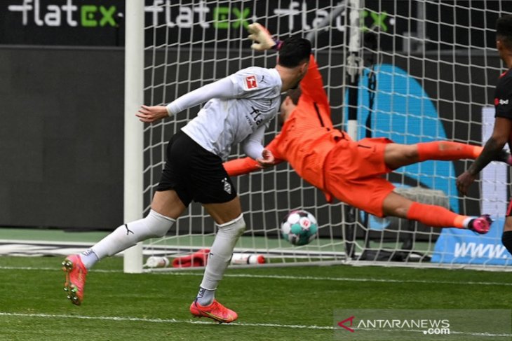 Gladbach cukur Frankfurt, Freiburg kirim Schalke ke jurang degradasi