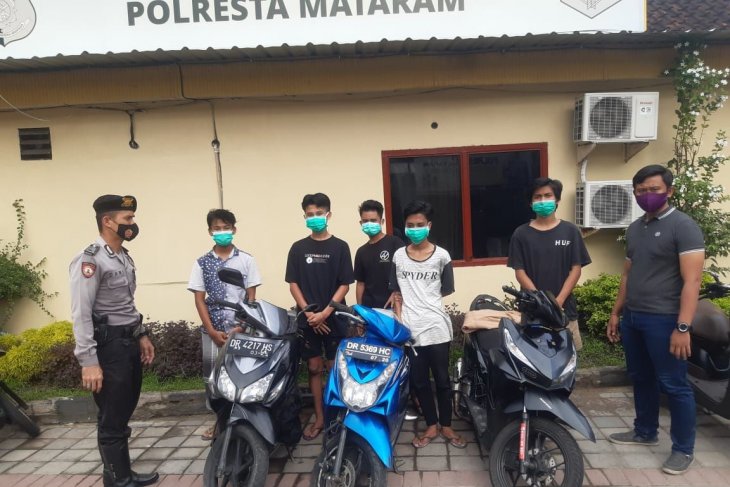 Belasan pelaku perang petasan digiring ke kantor polisi