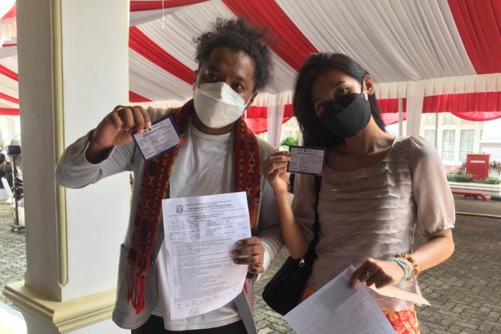 Arie Kriting dan istri ikuti vaksinasi seniman