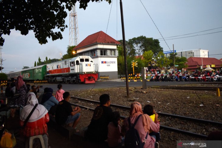 Ngabuburit di Sekitar Jalur KA