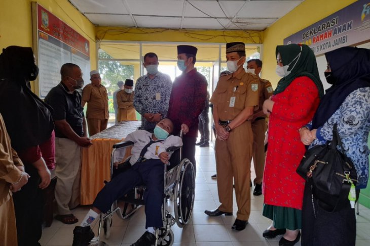 Peduli disabilitas, Ketua DPRD serahkan bantuan kursi roda