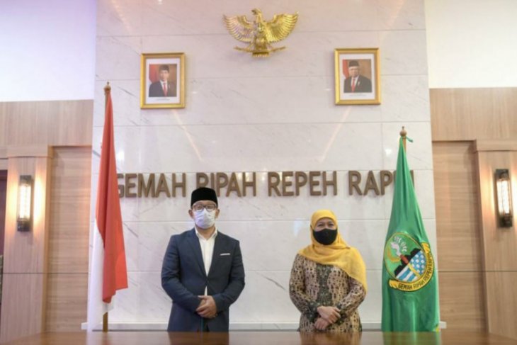 Kang Emil sebut pertemuan dengan Khofifah tidak terkait politik