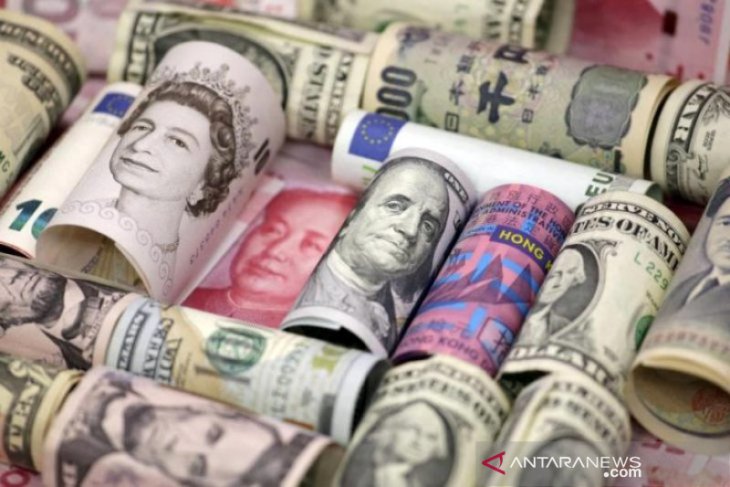 Dolar jatuh karena imbal hasil melemah