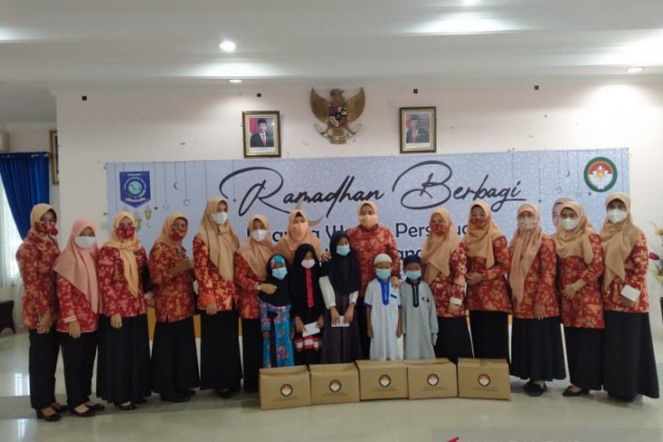 Tingkatkan kepedulian di bulan Ramadan, DWP Babel bagikan 245 paket sembako