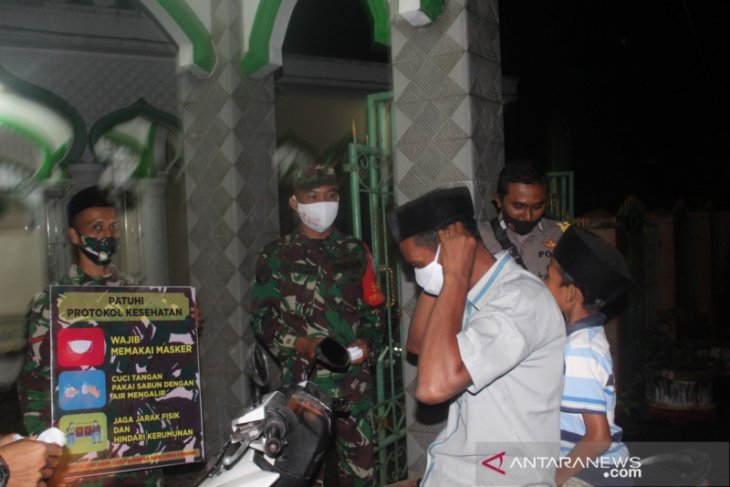 Tingkatkan disiplin prokes, begini cara Babinsa Kodim Sabang ke jamaah tarawih