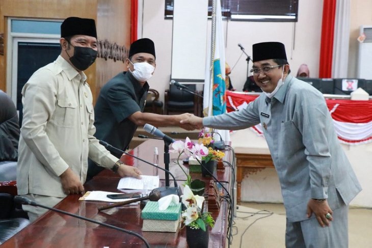 Bupati Tanjabbar serahkan nota pengantar empat Ranperda inisiatif