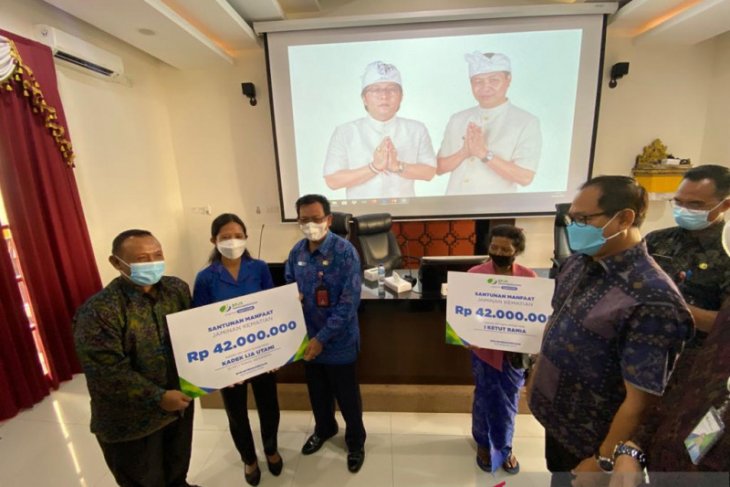 BPJAMSOSTEK Kuta serahkan santunan untuk ahli waris petani-guru