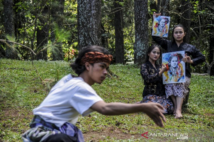 Peringatan Hari Kartini melalui tari 