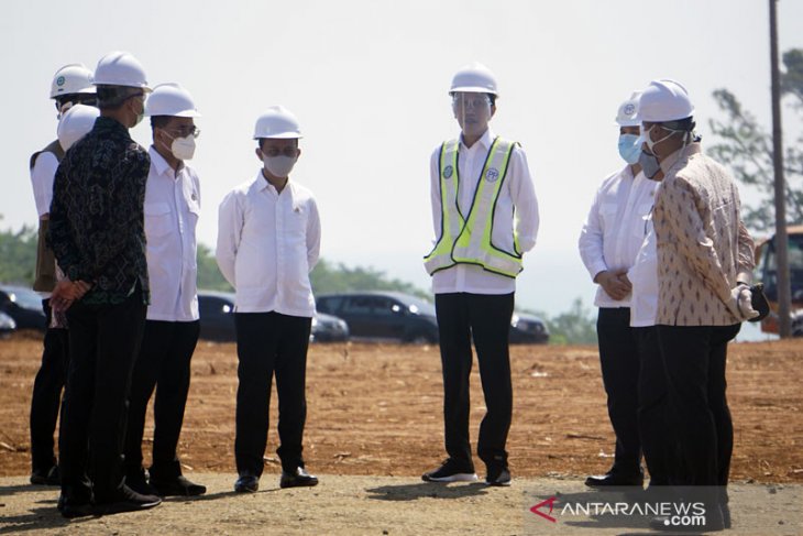 Presiden Joko Widodo tinjau kesiapan kawasan industri Batang