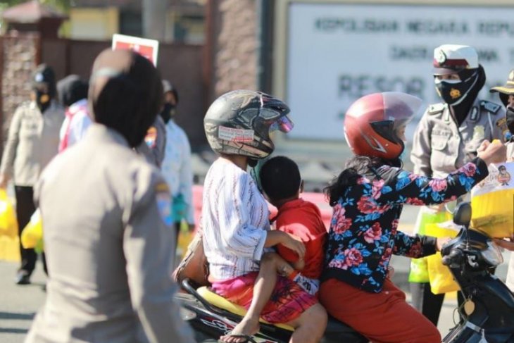 Peringatan Hari Kartini, Polwan Polres Madiun Kota bagikan sembako