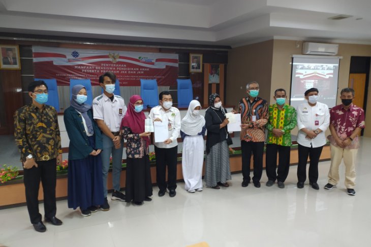 BPJAMSOSTEK Banten salurkan beasiswa pendidikan