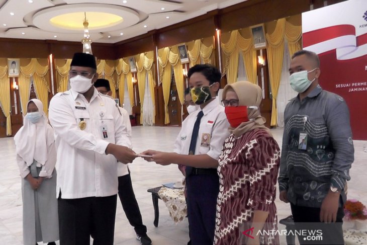 BPJS Ketenagakerjaan Banjarmasin serahkan beasiswa anak Rp803 juta