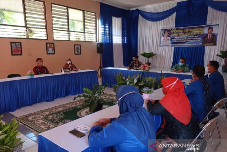 Pembinaan OPD, Bupati HSS disambut wanita jajaran Disdik berbusana Kebaya