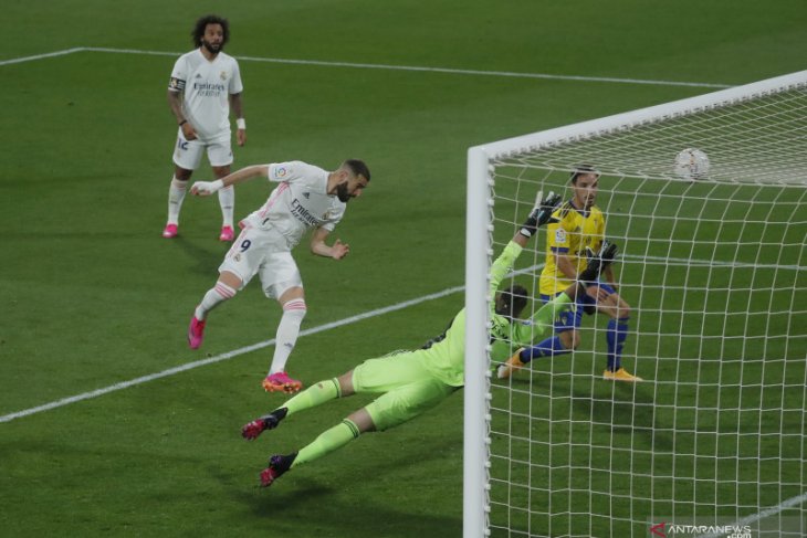 Dua gol Benzema antar Real Madrid puncaki klasemen Liga Spanyol