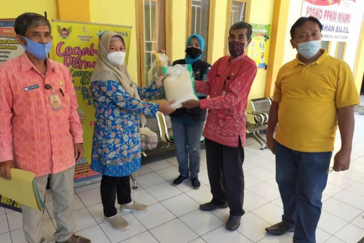 Penyaluran paket bahan pokok warga isolasi mandiri di Kota Kediri terus dilanjutkan