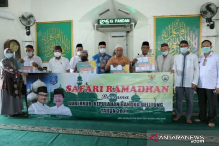 Gubernur Erzaldi serahkan zakat ASN Pemprov Babel di Masjid Al-Ihram Belitung