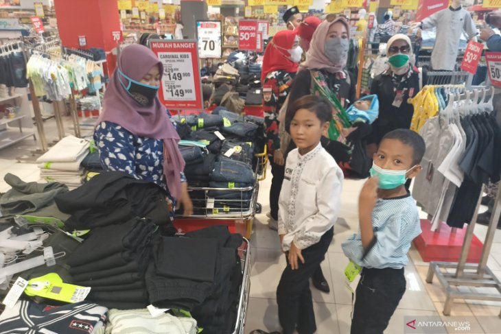 Laskar Merah Putih Cilegon boyong puluhan anak yatim belanja di mall
