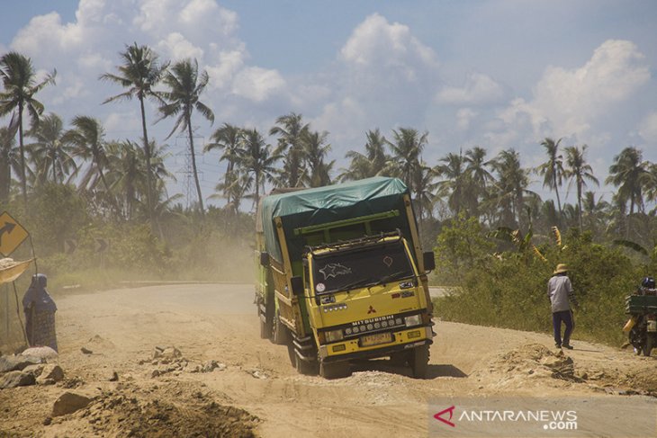 Jalan Nasional Rusak Mengancam Terhambatnya Distribusi Barang