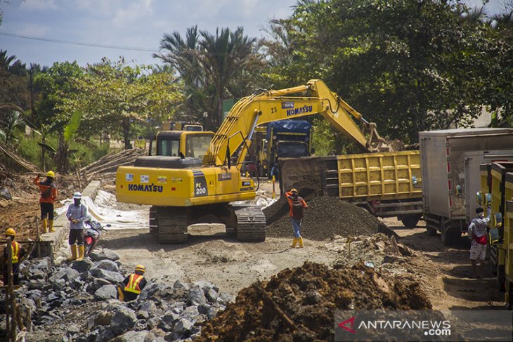 Jalan Nasional Rusak Mengancam Terhambatnya Distribusi Barang