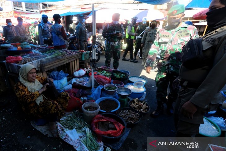 Razia Prokes di Pasar Tradisional