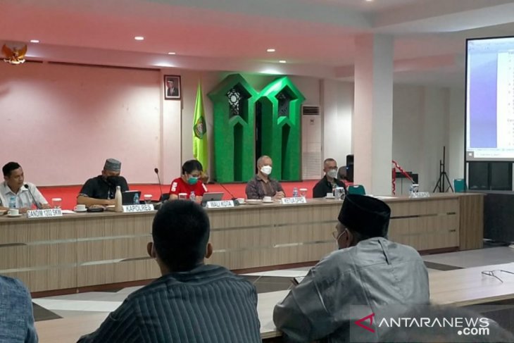 Jam operasional tempat usaha di Singkawang dibatasi sampai pukul 21.00 WIB
