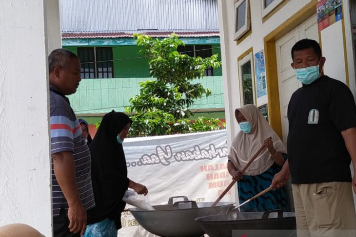 Pengurus masjid di Simeulue berbagi takjil selama Ramadhan