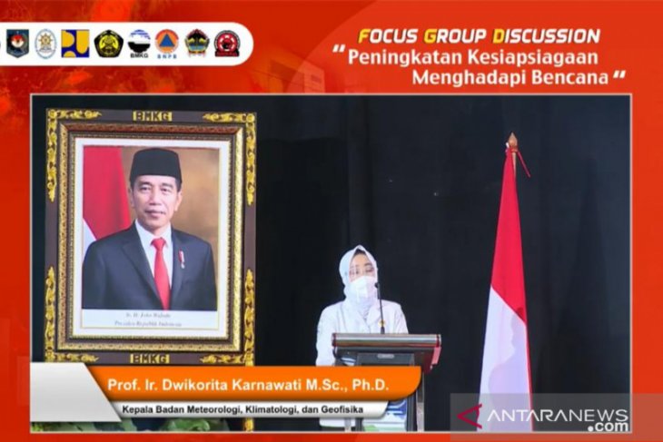 Hujan lebat disertai kilat berpotensi terjadi di sejumlah provinsi