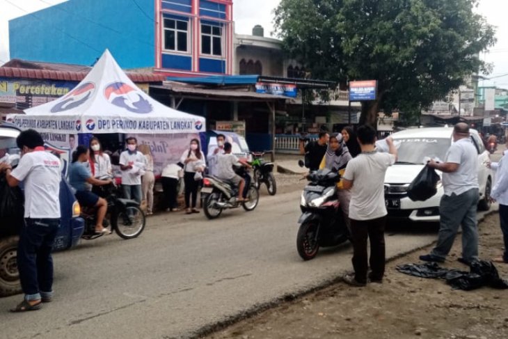 Partai Perindo Langkat bagikan 1.000 takjil Ramadhan buat warga Salapian