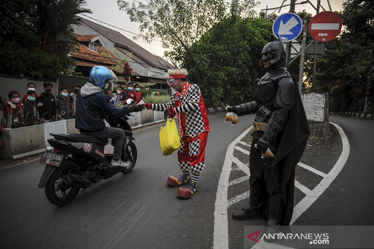 Komunitas badut bagikan masker dan takjil gratis 