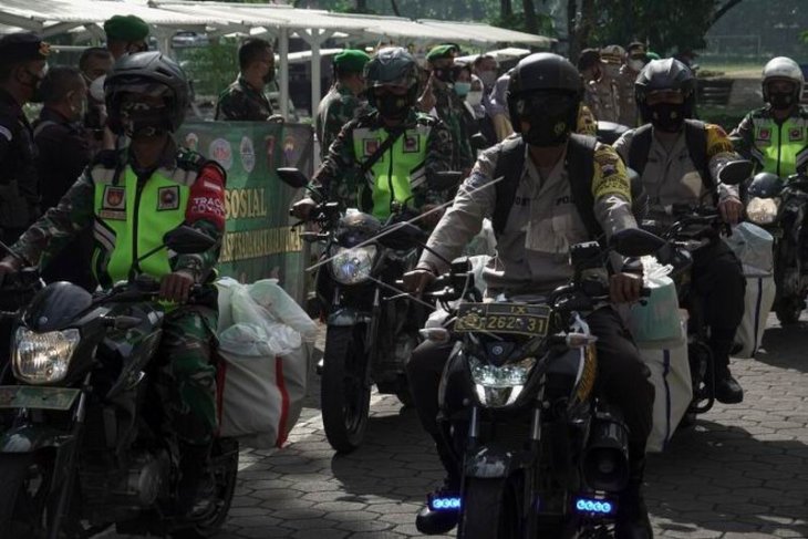 Bantuan sembako untuk warga tidak mampu