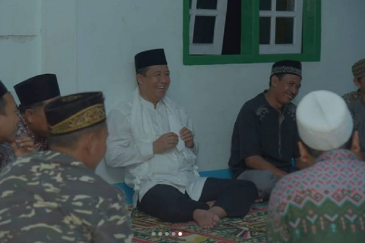 Wabup Muarojambi bercengkerama dengan pengasuh dan santri Ponpes Al-Faqih