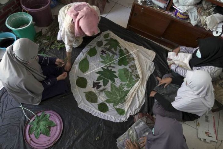 Produksi mukena dan hijab dengan pewarnaan alami