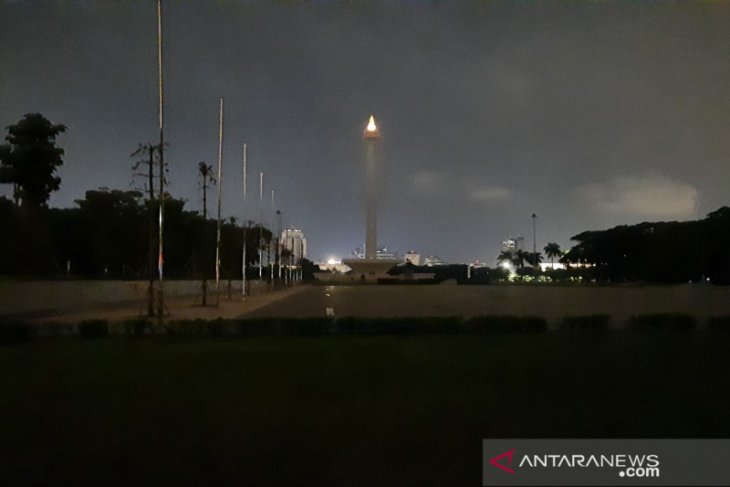 Kawasan Monas gelap gulita dalam rangka peringatan Hari Bumi