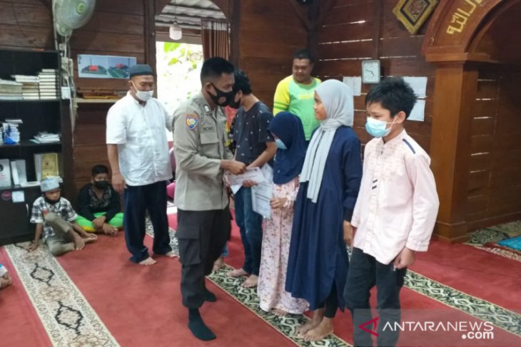 Bhabinkamtibmas Sempan Bangka salurkan santunan anak yatim (Video)