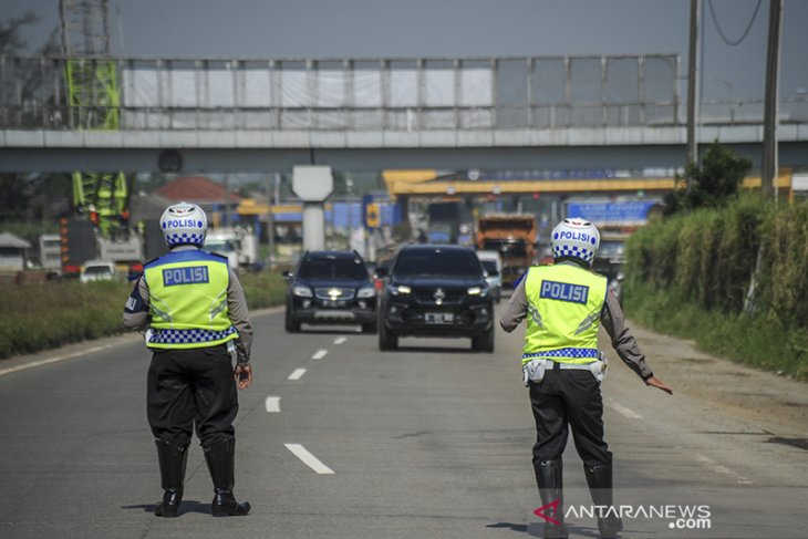 Penyekatan kendaraan di gerbang keluar tol Cileunyi 