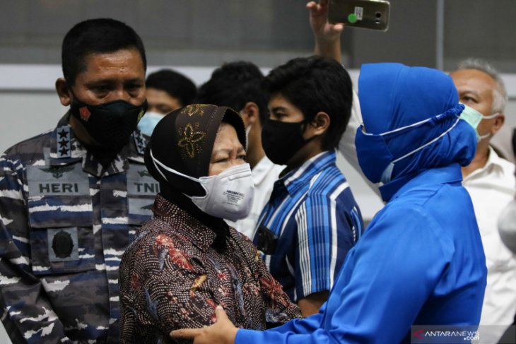 Pelukan erat Risma untuk keluarga prajurit KRI Nanggala-402