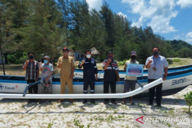PT Timah salurkan bantuan perahu fiber kepada nelayan
