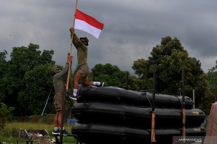 TNI AL Kibarkan Bendera Setengah Tiang